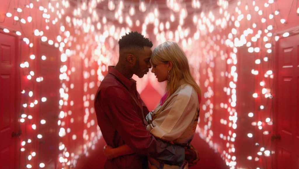 Here S Why You Recognize Taylor Swift S Leading Man In Lover E Online